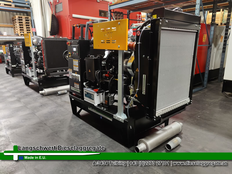 80kVA Notstromaggregat mit FPT-Iveco Turbo-Dieselmotor in der Abgasnorm EU-Stage IIIa. Offene Rahmenbauweise mit 160L Tagestank für Installation in einem Maschinenraum oder Container. AMF-Notstrompaket mit Batterieladegerät und Motorblockheizung. Optional mit automatischer Umschaltung zwischen Netz-/Generatorbetrieb lieferbar!